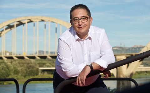 Joan Piñol, davant del pont de Móra d’Ebre. FOTO: CEDIDA.