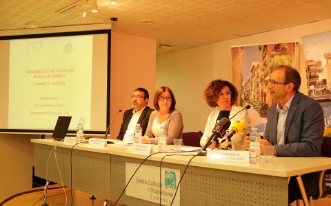 La presentació de l’estudi, amb Juan Antonio Duro, catedràtic de la URV, Camí Mendoza, alcaldessa, Mercé Dalmau, regidora de Turisme, i Jordi Calabuit, del Parc Científic i Tecnològic de Turisme i Oci de Catalunya. FOTO: CEDIDA.