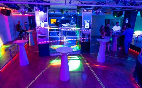 Una discoteca de Tarragona amb la sala de ball precintada. FOTO: XAVI JURIO.