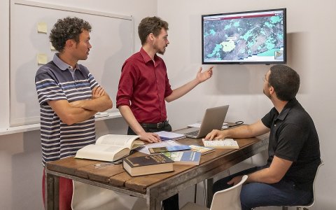 Iván Hortigüela, al centre, treballant en equip amb els seus companys de despatx.
