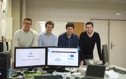 El professor Pedro García Lòpez al costat d’alguns dels investigadors del seu equip a la URV.
