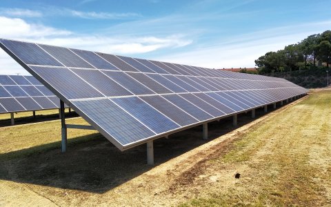 La reducció entre el 40% i el 50% en l’ús de plata i el silici a les cèl·lules solars durant l’última dècada han afavorit la instal·lació de plaques fotovoltaiques.