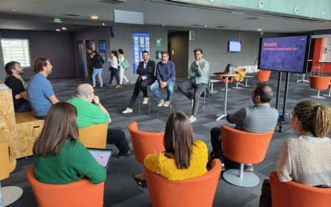 Equip de Basetis oferint una xerrada sobre organitzacions evolutives a Redessa Reus.