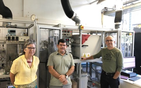 Magdalena Constanrí, Daniel Montañé i Francesc Medina, l’equip d’investigadores de la URV del projecte per aprofitar la fermentació del raïm.