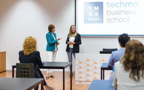 Alba Campos, directora general de Techma, y Bistra Ivanova, directora del programa, durante una sesión informativa.
