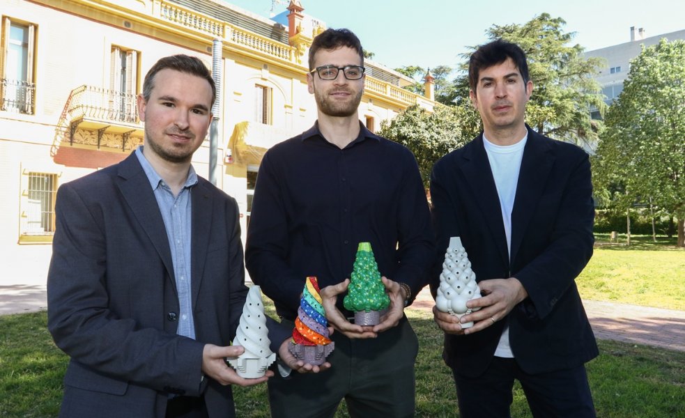 David Moreno, professor de l'ETSA; Marc Duart, CEO d'It brings art, i Albert Samper, professor de l'ETSA i impulsor de l'spin-off ScanDraw, amb les rèpliques de les xemeneies del Palau Güell de Barcelona.