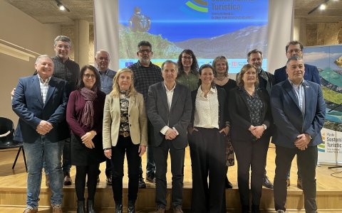 Els representants de la Mancomunitat, amb la Directora General de Turisme.