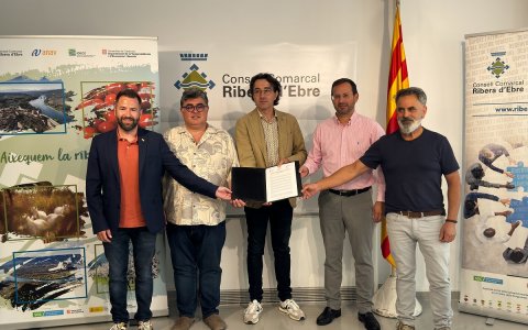 El president del Consell Comarcal i alcalde de Flix, Francesc Barbero, amb l'alcalde d'Ascó, Miquel Àngel Ribes, el de Móra la Nova, Carlos Trinchan, el de Móra d'Ebre, Rubén Biarnés, i el representant del Consorci del Molló, Jesús Àlvarez.