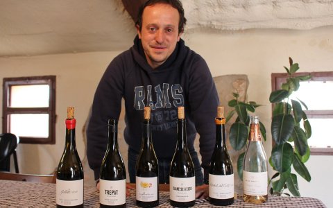 Ricard Sebastià amb els vins del Celler Josep Foraster. FOTO: CEDIDA.