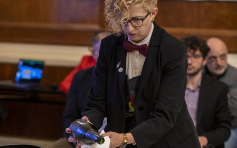 a sommelier vallenca, Anna Casabona, en una de les proves del Concurs Millor Sommelier de Catalunya.