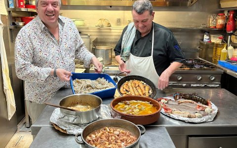 Xavi i Jaume, els artífexs de Germans Miquel's, a la cuina del restaurant