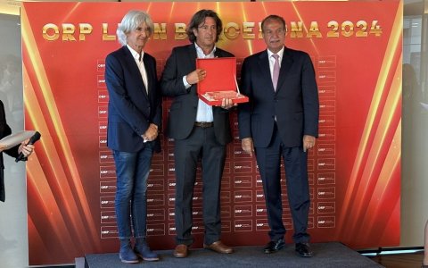 Paco Lari, director general de Salut i Treball, recull la distinció de mans de Hans-Horst Konkolewsky, president de la Fundació Internacional ORP i Pedro R. Mondelo, director de la Fundació Internacional ORP.