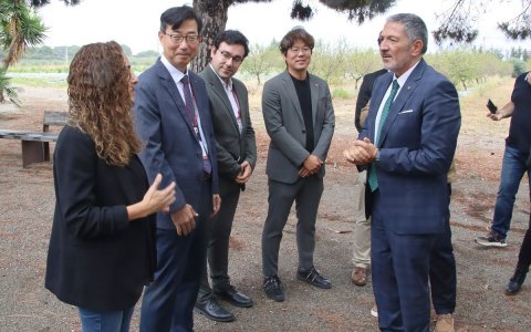 El conseller d'Empresa, Miquel Sàmper, visitó los terrenos del proyecto de Lotte y se reunió con representantes de la empresa surcoreana.
