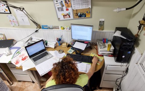 Una personta teletreballant. FOTO: XAVI JURIO.