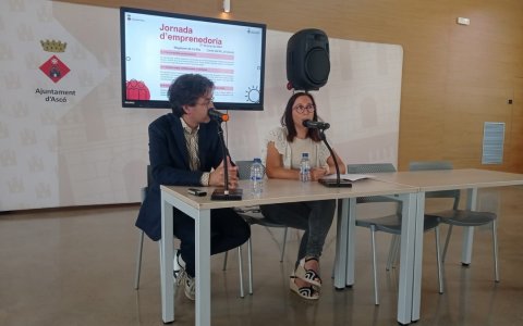 La regidora de Promoció Econòmica de l'Ajuntament d'Ascó, Carolina Baiges, i el president del Consell Comarcal de la Ribera d'Ebre, Francesc Barbero, durant la inauguració de la Jornada.