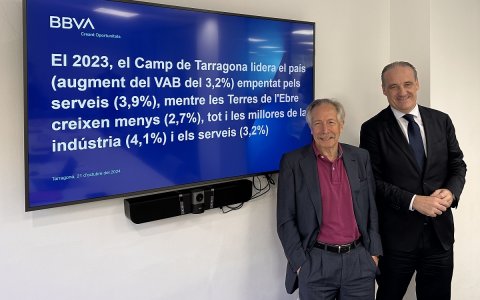 El catedrático emérito de Economía Aplicada de la UAB, Josep Oliver, y Carles Riado, director de zona del BBVA, durante la presentación del Anuario.