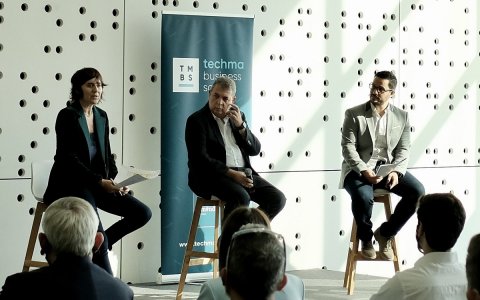 Alba Campos, directora General de Techma, y Gabriel Domènech, director de tecnología, --con Carles Prats, concejal de Empresa y Ocupación del Ayuntamiento de Reus- durante la presentación de la escuela de negocios en el Tecnoparc de Reus.