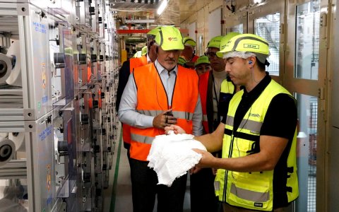 El conseller d'Empresa de la Generalitat, Miquel Sàmper, durant la visita a les instal·lacions d'Essity.