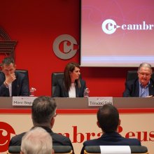 El president de la Comissió d’Energia, Marc Segura; la delegada de Redeia, economia”. Trinidad Sala; i el president de la Cambra de Reus, Mario Basora.