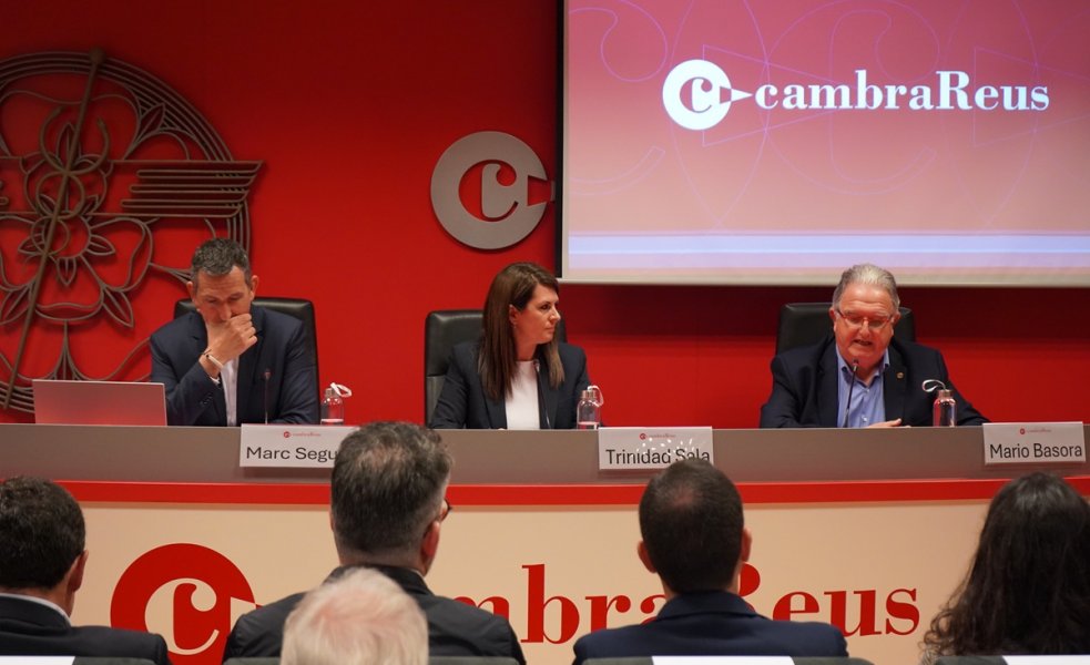 El president de la Comissió d’Energia, Marc Segura; la delegada de Redeia, economia”. Trinidad Sala; i el president de la Cambra de Reus, Mario Basora.