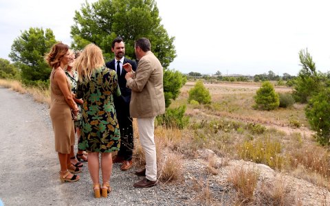 Visita als terrenys del conseller d'Empresa, Roger Torrent, i l'alcalde, Fran Morancho.