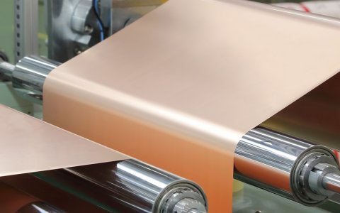 És una de les poques empreses del sector a nivell mundial de làmines ultrafines de coure per a la fabricació de bateries de liti.