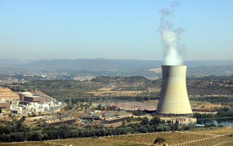 El complejo nuclear de Ascó, con dos de los tres reactores de la provincia de Tarragona.
