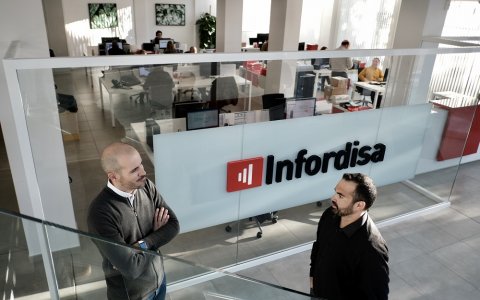 Jordi Ferrando i Jordi Vidal, d’Infordisa, ofereixen assessorament legal i tècnic en el procés d’adaptació a l’ENS. FOTO: XAVI JURIO.