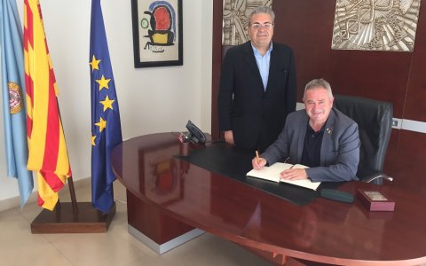 Xavier Pallarès ha signat al llibre d'honor de la Cambra de Reus. CEDIDA