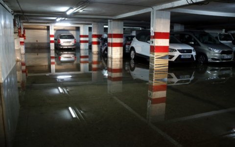 Un garatge inundat per les pluges. FOTO: ACN.
