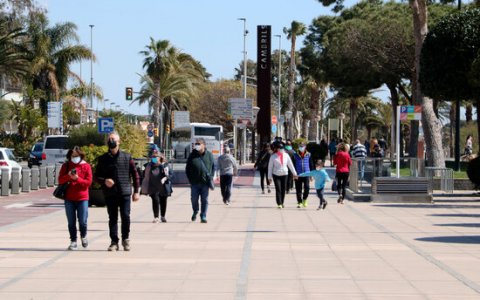 Una imatge del passeig marítim de Cambrils durant la Setmana Santa. FOTO: ACN.