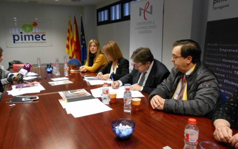 El conveni entre el CNL i PimeComerç signat divendres permetrà promoure el català entre el sector del comerç. FOTO: CEDIDA.