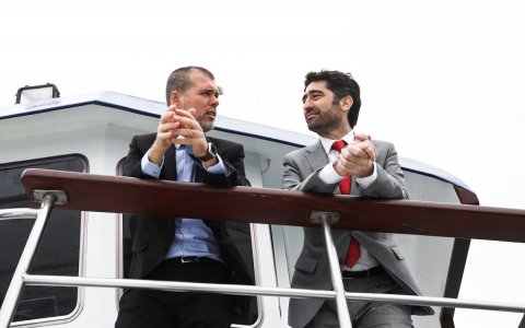 El conseller Jordi Puigneró i el president del Port de Tarragona, Josep Maria Cruset, conversant dalt d'un vaixell. FOTO: CEDIDA.
