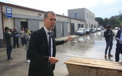 El president del Port de Tarragona, Josep Maria Cruset, ensenyant la zona on aparcaran els vehicles que arribin al Tarragona Cruise Port Welcome Center. FOTO: CEDIDA.