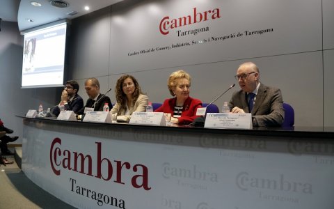 La presidenta de Ports de l'Estat, Ornella Chacón, al centre, amb el president del Port de Tarragona i els presidents de les cambres de Tarragona i Reus. FOTO: CEDIDA.