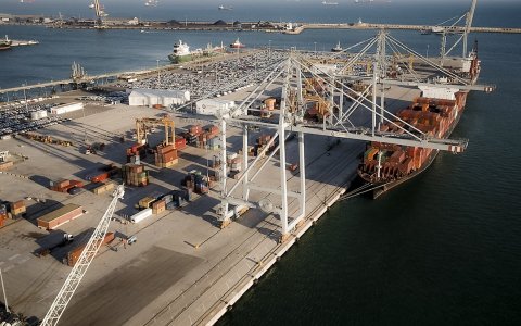 Una imatge d'un procés de càrrega i descàrrega d'un vaixell al Port de Tarragona. FOTO: CEDIDA.