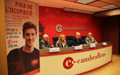 D’esquerra a dreta, Remigi Cabré, director gerent de la Cambra; Dolors Calabuig, cap d’estudis de l’IES Baix Camp; Isaac Sanromà, president de la Cambra i Enric Roda, director de RRHH d’Indústries Teixidó. FOTO: CEDIDA.