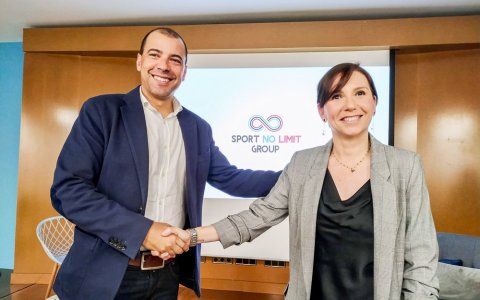 Fernández i Tallardà formalitzen l'acord amb una encaixada de mans. FOTO: CEDIDA.