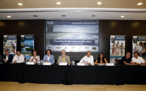 La roda de premsa del sector a l’Hotel Gran Palas de la Pineda, amb representants de les associacions d’hotels, apartaments i càmpings i dels patronats de turisme.