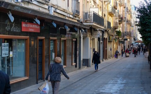Botigues tancades al carrer August de Tarragona. FOTO: XAVI JURIO.