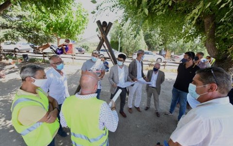 Puigneró visitant les obres de desplegament de fibra òptica. FOTO: CEDIDA.