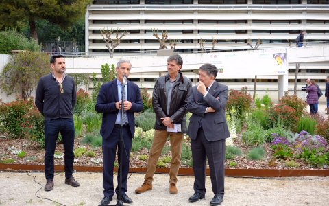 Un moment de la inauguració del jardí, amb els repsonsables de Repsol i la URV. FOTO: CEDIDA.