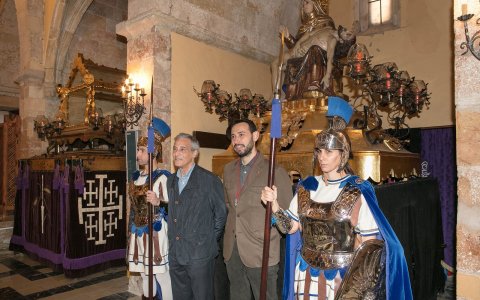 El president de l'Agrupació d'Associacions de Setmana Santa de Tarragona, Francesc Seritjol Marimon, i el responsable de Comunicació i Relacions Externes de Repsol a Tarragona, Josep Bertran, han signat l'acord. FOTO: CEDIDA.