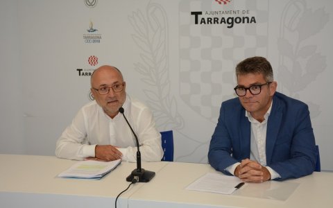 El regidor de Desenvolupament Econòmic de l'Ajuntament de Tarragona, Francesc Roca, i el regidor de Promoció Econòmica de l'Ajuntament de Reus, Marc Arza, en roda de premsa a Tarragona. FOTO: CEDIDA.
