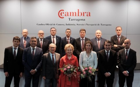 Laura Roigé, amb la Consellera d'Empresa, i el Comitè Executiu de la Cambra de Tarragona.