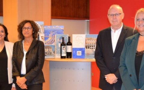 Merche Dalmau, del Celler Clos Galena, Josepa Quintero, de la Galeria d'Art Anquin's, acompanyades del president de la Cambra, Isaac Sanromà, i la regidora de Promoció Econòmica, Montse Caelles.