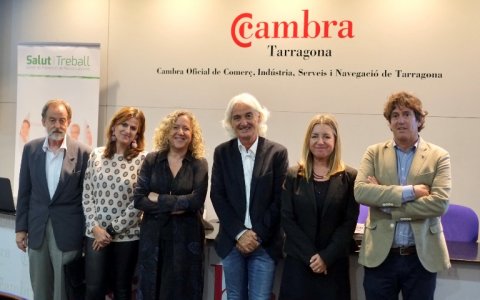 Els participants a la jornada amb Paco Lari, director general de Salut i Treball.
