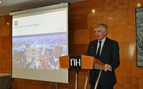Samanch, durant la seva intervenció a l'hotel NH de Reus.
