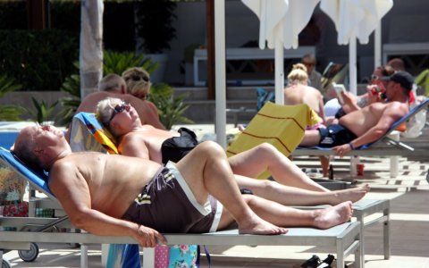 Uns turistes prenent el sol en un dels hotels de la demarcació de Tarragona. FOTO: X.J.