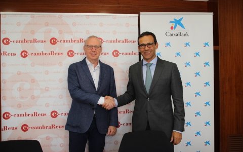 El conveni l'han signat el president de la Cambra de Reus, Isaac Sanromà, i el director territorial de CaixaBank a Catalunya, Jaume Masana. FOTO: CEDIDA.